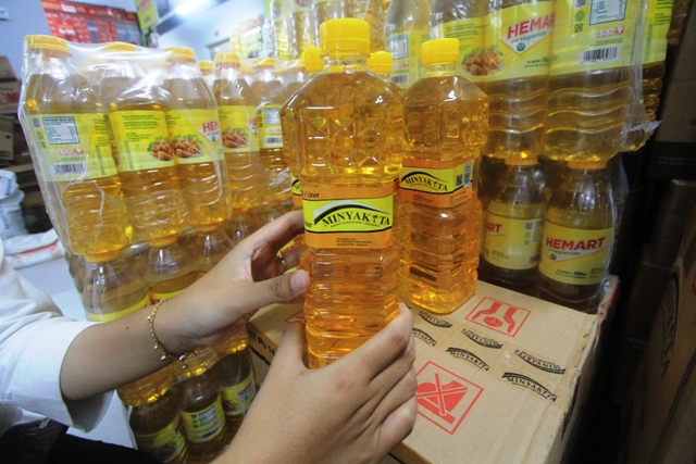 Ilustrasi : Stok MinyaKita di sejumlah pasar tradisional di Ponorogo kosong. Pun, jika ada dijual secara bandling oleh pedagang. (AJI PUTRA/JAWA POS RADAR PONOROGO)