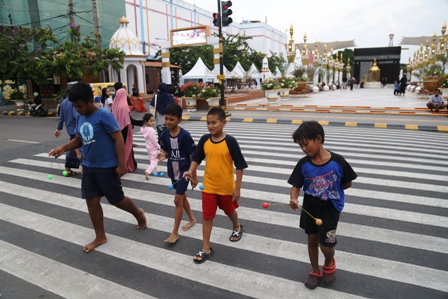 lustrasi: Sejumlah anak sedang bermain di kawasan PSC. (BAGAS BIMANTARA/JAWA POS RADAR MADIUN)