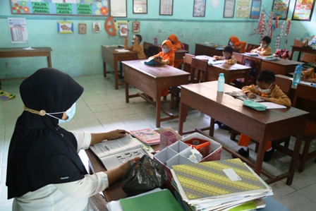 DONGKRAK MUTU: Puluhan tenaga pendidik di Kabupaten Madiun lulus program guru penggerak tahun ini. (ILUSTRASI/DOKUMEN/JAWA POS RADAR CARUBAN)