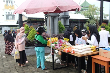 WASPADA: Potensi peredaran uang palsu meningkat seiring tingginya perputaran duit di momen Ramadan dan Lebaran. (ASEP SYAEFUL BACHRI/JAWA POS RADAR NGAWI)