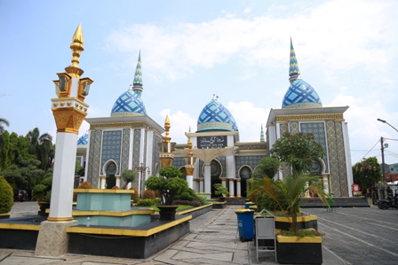 ILUSTRASI : Menjelang pelaksanaan salat Idul Fitri 1444 Hijriyah, pengurus Masjid Agung Baitul Hakim menyiapkan kuota 15 ribu jemaah. (BAGAS BIMANTARA/JAWA POS RADAR MADIUN)