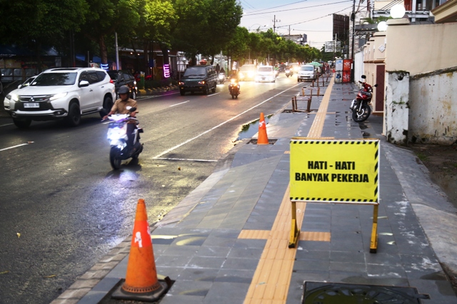 TERJEDA LEBARAN: Pembangunan trotoar di Jalan dr Soetomo bakal kembali dilanjutkan mulai pekan depan. (BAGAS BIMANTARA/JAWA POS RADAR MADIUN)