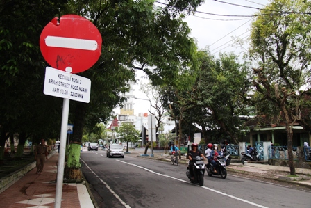 REKAYASA LALU LINTAS: Dishub Ngawi akan memanfaatkan libur Lebaran untuk mengevaluasi uji coba dua arah Jalan Imam Bonjol. (ASEP SYAEFUL BACHRI/JAWA POS RADAR NGAWI)