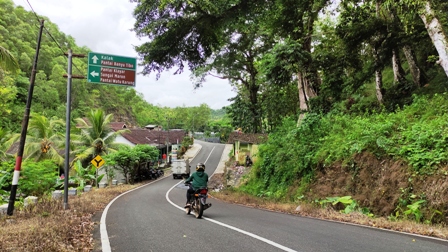 SEMPIT: Akses jalan menuju Pantai Watukarung kerap dikeluhkan wisatawan. (SUGENG DWI N/RADAR PACITAN)