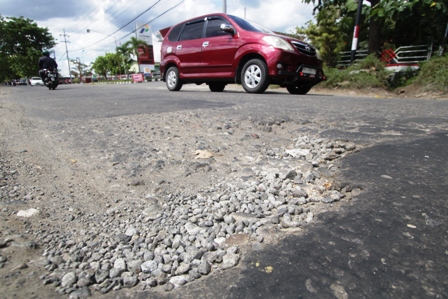 RUSAK: Jalan Raya Siman bakal mendapatkan perbaikan untuk kelancaran arus mudik Lebaran. (AJI PUTRA/JAWA POS RADAR PONOROGO)