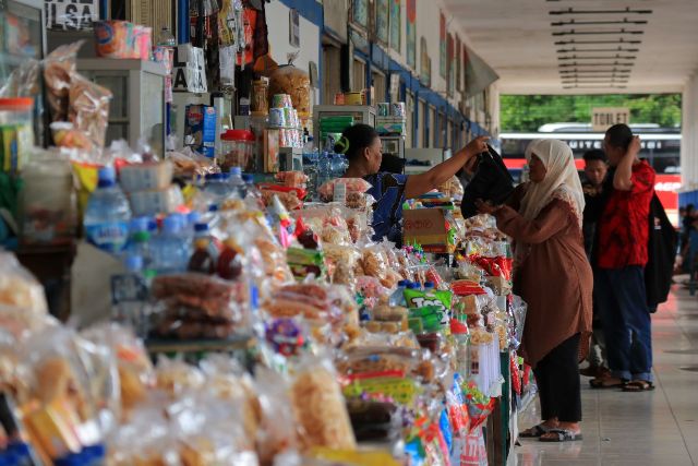 LARIS MANIS: Pedagang makanan dan minuman di Terminal Tipe A Pacitan meraup untung berlipat selama arus mudik dan balik Lebaran 2023. (SUGENG DWI/JAWA POS RADAR PACITAN)