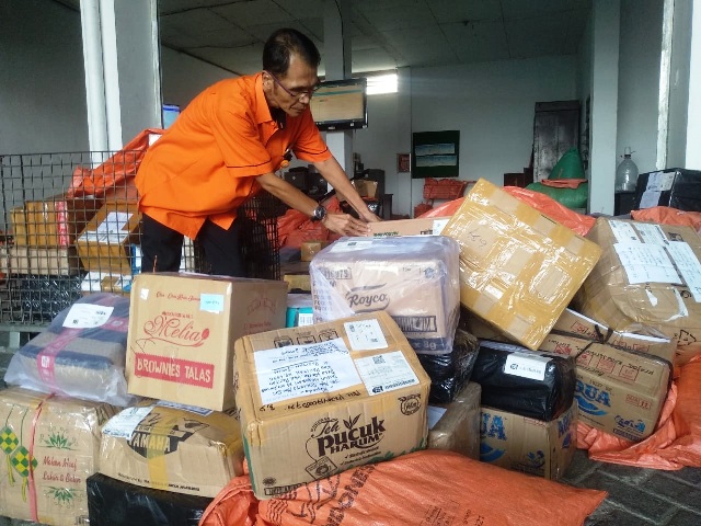 MENINGKAT: Volume pengiriman barang via kantor pos selama Lebaran naik singnifikan. (RAHMA DWI LESTARI/JAWA POS RADAR MADIUN)