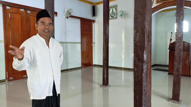 KUNO: Empat tiang di masjid Majid Tiban Nurul Huda menjadi bukti sejarah keberadaannya sejak ratusan tahun lalu. (SUGENG DWI N./JAWA POS RADAR PACITAN)