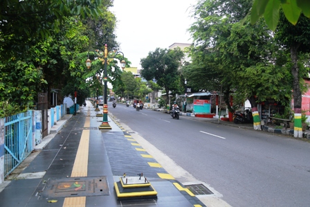 BELUM DIMULAI: Proyek revitalisasi trotoar semiparkir sisi barat Jalan Mayjend Sungkono utara akan dimulai pasca-Lebaran mendatang. Kendati sudah ada pemenang tender dan teken kontrak 14 Arpil lalu. (BAGAS BIMANTARA/JAWA POS RADAR MADIUN)