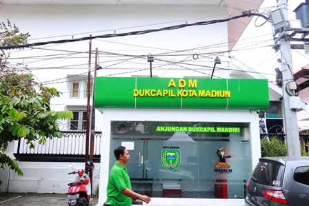 FASILITAS: Dispendukcapil Kota Madiun berencana menambah dua rumah sekaligus mesin ADM tahun ini. (BAGAS BIMANTARA/JAWA POS RADAR MADIUN)