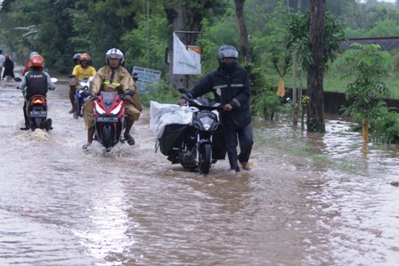 DAMPAK BENCANA: Ruas jalan alternatif Caruban-Kota Madiun, tepatnya di Desa Sendangrejo, Kecamatan Madiun, terendam banjir bulan lalu. (ILUSTRASI/R. BAGUS RAHADI/JAWA POS RADAR MADIUN)