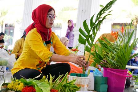 RANGKAI: Peserta beradu kreativitas merangkai bunga dalam kegiatan peringatan Hari Kartini 2023, Jumat lalu (14/4). (DISKOMINFO FOR JAWA POS RADAR MADIUN)
