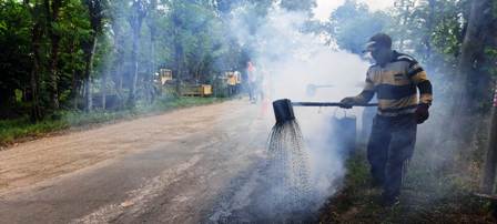 TAMBAL SULAM: Proses perbaikan salah satu ruas jalan di Ngawi yang arus lalu lintasnya cukup ramai saat momen mudik-balik Lebaran. (ASEP SYAEFUL BACHRI/JAWA POS RADAR NGAWI)