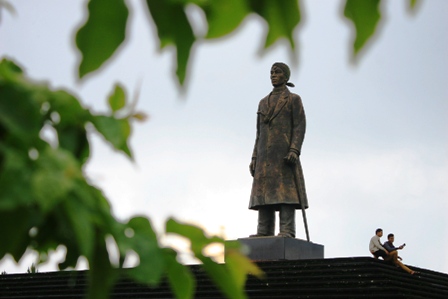SANG JENDERAL: Pemerintah membangun monumen Panglima Besar Jenderal Sudirman di Pakis Baru, Nawangan, sebagai bentuk penghormatan untuk sang pahlawan. (DOKUMEN RADAR PACITAN)