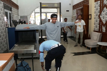 KEMBALI KE MASYARAKAT: Salah seorang napiter bebas setelah menjalani masa pidana di Lapas Kelas I Madiun beberapa waktu lalu. (LAPAS KELAS I MADIUN FOR JAWA POS RADAR MADIUN)