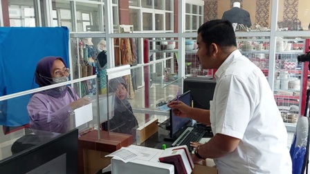 PELAYANAN: Suasana layanan perekaman e-KTP di MPP loket dispendukcapil kemarin. (DIAN RAHAYU/JAWA POS RADAR CARUBAN)