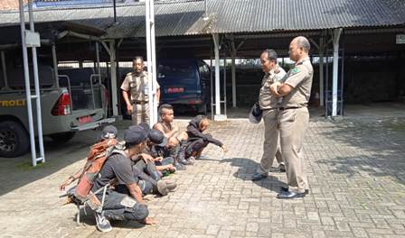 DIBERI PEMBINAAN: Lima anjal diamankan Satpol PP Magetan. (APRILITA SARI/JAWA POS RADAR MAGETAN)