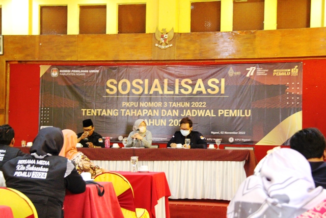 PERSIAPAN PESTA DEMOKRASI: Salah satu rapat pleno KPU Ngawi membahas calon pemilih Pemilu 2024. (ASEP SYAEFUL BACHRI/DOK. JAWA POS RADAR NGAWI)
