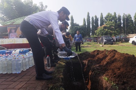 MEMABUKKAN: Ribuan liter miras jenis arjo dimusnahkan Forkopimda Kabuoaten Madiun di lapangan Tribata Mapolres Madiun Senin (17/4) lalu. (R. BAGUS RAHADI/JAWA POS RADAR MADIUN)