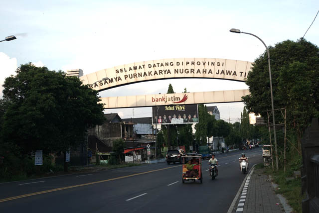 PERBATASAN SRAGEN: BBPJN VIII Jatim-Bali memprioritaskan perbaikan sebagian ruas Jalan Raya Ngawi-Mantingan hingga tahun depan. (ASEP SYAEFUL BACHRI/JAWA POS RADAR NGAWI)