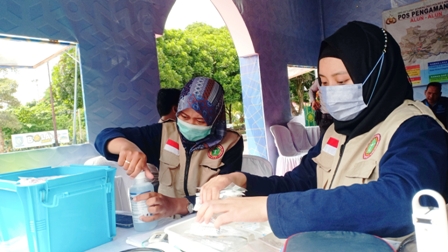 WASPADA: Petugas layanan kesehatan dan tanggap darurat tetap siaga selama pelaksanaan momen Lebaran. (APRILITA SARI/JAWA POS RADAR MAGETAN)