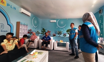 POSKO: General Manager PLN UID Jatim Lasiran dan rombongan meninjau posko mudik di rest area kilometer 626 A, Saradan, Kabupaten Madiun, kemarin. (ANGGIYAN BAYU/JAWA POS RADAR MADIUN)