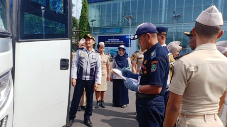 RAMP CHECK : Petugas gabungan inspeksi keselamatan kendaraan menjelang lebaran di Terminal Maospati. (APRILITA SARI/JAWA POS RADAR MAGETAN)