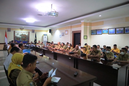 PERSIAPAN: Pemkab Pacitan menggelar rapat persiapan menyambut libur Lebaran 2023 di ruang rapat pendapa. (SUGENG DWI N./JAWA POS RADAR PACITAN)