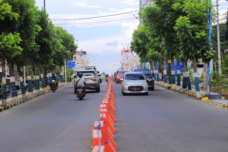 REKAYASA LALIN: Dishub Kota Madiun memasang road barrier di simpang tiga Jalan Gajah Mada-Jalan Urip Sumoharjo. Kawasan tersebut diprediksi sangat berpotensi terjadi kemacetan arus lalu lintas baik dari arah barat maupun timur.   (BAGAS BIMANTARA/JAWA POS
