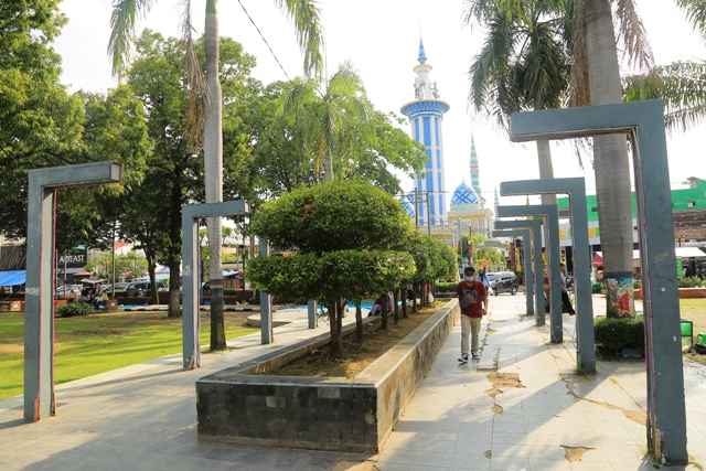 FACE-OFF: Pemandangan Alun-alun Kota Madiun kemarin (27/4). Pemkot Madiun berencana merevitalisasi mulai tahun ini. Ke depan akan disulap seperti Simpang Lima Semarang. (BAGAS BIMANTARA/JAWA POS RADAR MADIUN)