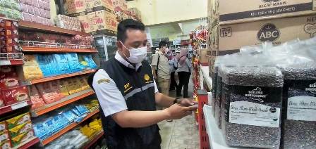 EXPIRED: Tim Satgas Pangan Pemkab Madiun menemukan puluhan makanan kedaluwarsa saat menggelar razia mamin di wilayah Kecamatan Dolopo kemarin. (DIAN RAHAYU/JAWA POS RADAR CARUBAN)