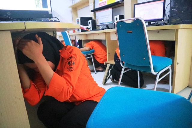 SIMULASI: Petugas BPBD Pacitan saat mengikuti simulasi penanganan bencana gempa. (SUGENG DWI/RADAR PACITAN)