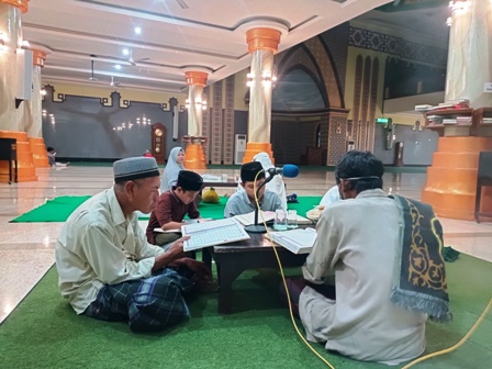BERBURU PAHALA: Jamaah tadarus Alquran di Masjid Agung Baitussalam Magetan. (NUR CAHYONO/JAWA POS RADAR MAGETAN)