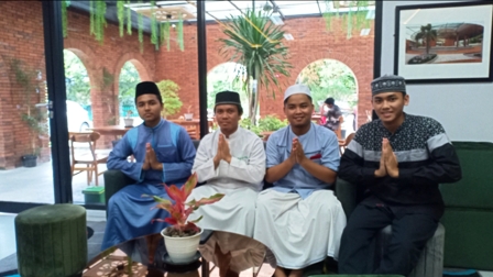HAFIZ: Empat pemuda ini diamanahi menjadi imam di Masjid Bani Solan selama Ramadan. (APRILITA SARI/JAWA POS RADAR MAGETAN)
