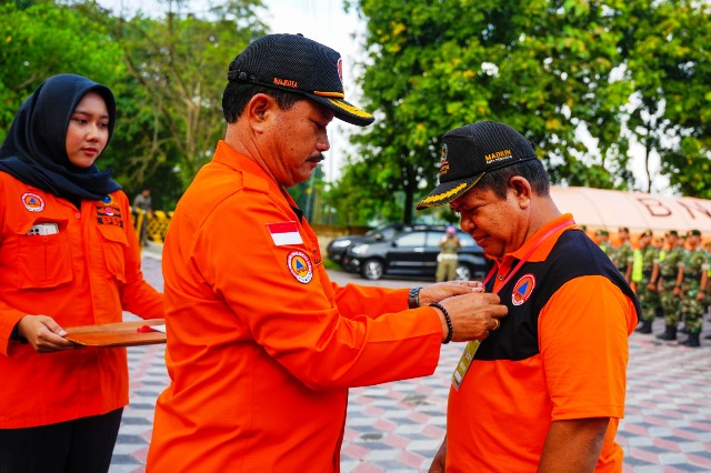 MITIGASI: Wali Kota Madiun Maidi memimpin apel kesiapsiagaan bencana di lapak UMKM Manguharjo kemarin (28/4). (BAGAS BIMANTARA/JAWA POS RADAR MADIUN)