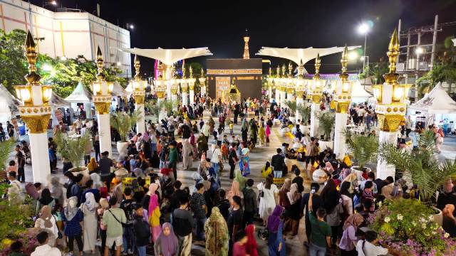 RAMAI: Objek wisata di kawasan Pahlawan Street Center (PSC) dibanjiri wisatawan. (ANGGIYAN BAYU/RADAR MADIUN)