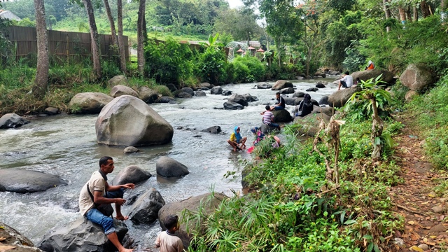 RAMAI : Sejumlah wisatawan sedang menikmati wahana sungai di Wana Wisata Grape, Desa Kresek, Wungu, kemarin.