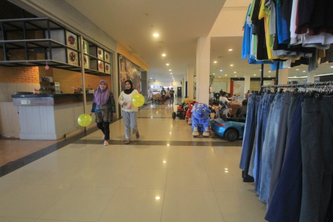 BELANJA: Kunjungan masyarakat ke pusat perbelanjaan PCC meningkat selama libur Lebaran. (AJI PUTRA/RADAR PONOROGO)