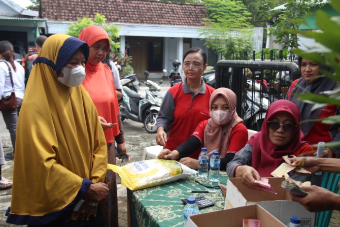 KENDALIKAN INFLASI: Salah satu kegiatan penyaluran bantuan sosial di Ngawi. Sebanyak 103 ribu warga akan menerima bantuan pangan beras. (ASEP SYAEFUL BACHRI/JAWA POS RADAR NGAWI)