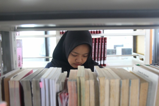 TANPA PEMBARUAN: Koleksi buku Perpustakaan Daerah (Perpusda) Ngawi tidak bertambah sejak empat tahun lalu. (ASEP SYAEFUL BACHRI/JAWA POS RADAR NGAWI)
