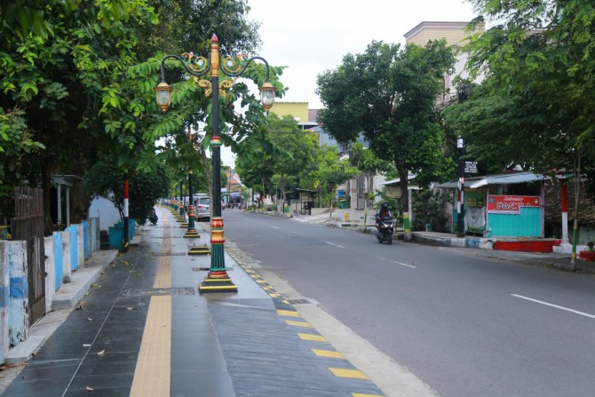 SEMENTARA: Rekayasa lalin bakal diberlakukan di ruas Jalan Mayjend Sungkono utara seiring pengerjaan proyek revitalisasi saluran air di kawasan tersebut dalam waktu dekat. (BAGAS BIMANTARA/JAWA POS RADAR MADIUN)