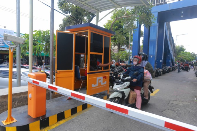SEMENTARA GRATIS: Parkir portal dioperasikan di Pasar Besar Madiun mulai awal pekan ini. (BAGAS BIMANTARA/JAWA POS RADAR MADIUN)