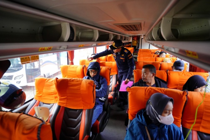 PERIKSA: Menjelang Idul Fitri, petugas Terminal Purboyo intens melakukan ramp check bus. (BAGAS BIMANTARA/JAWA POS RADAR MADIUN)