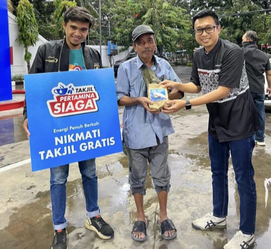 PROGRAM CSR: Pertamina Patra Niaga membagikan takjil kepada konsumen di SPBU se-Jatimbalinus.