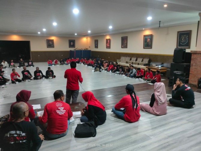 AJAK BERGABUNG: BPJS Ketenagakerjaan Madiun saat memberi sosialisasi manfaat program Jamsostek kepada warga Sambirejo, Madiun. (ISTIMEWA)