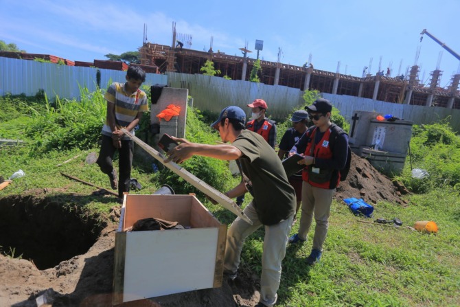 LEBIH CEPAT: Proyek pembongkaran dan pemindahan makam bongpay di Jalan Hayam Wuruk, Manguharjo, diestimasikan bakal tuntas pertengahan bulan ini. (BAGAS BIMANTARA/RADAR MADIUN)