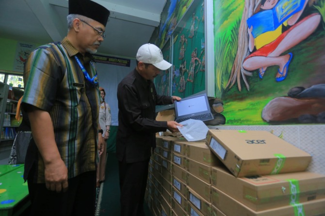PINJAM PAKAI: Tim Politeknik Negeri Madiun mengecek spesifikasi laptop penunjang pembelajaran siswa SD dan SMP negeri beberapa waktu lalu. (ILUSTRASI/BAGAS BIMANTARA/JAWA POS RADAR MADIUN)