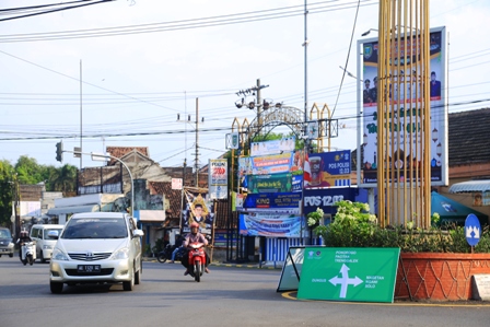 POTENSI CROWDED: Satlantas Polres Madiun Kota bakal bersiaga di pos simpang empat Te’an selama periode arus balik Lebaran. Jika terjadi crowded akan dilaihkan ke jalur alternatif yang telah disiapkan. (BAGAS BIMANTARA/JAWA POS RADAR MADIUN)
