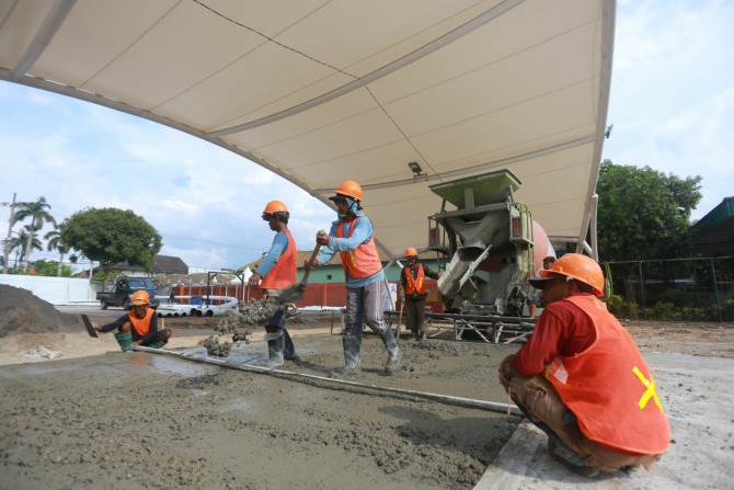 WINDOW DISPLAY: Progres proyek fisik di kawasan Pahlawan Business Center terus dikebut DPUPR Kota Madiun. Lokasi ini dahulu merupakan lapangan tenis Pelti Kota Madiun. (BAGAS BIMANTARA/JAWA POS RADAR MADIUN)