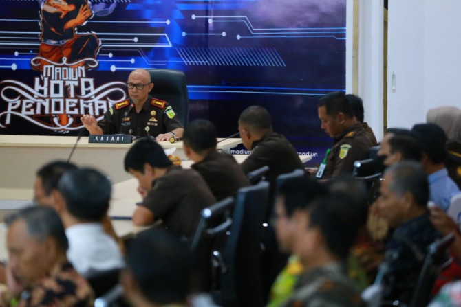 UPAYA HUKUM: Kajari Bambang Panca Wahyudi meresmikan rumah RJ seluruh kelurahan di Kota Madiun Jumat (14/4) lalu. (BAGAS BIMANTARA/JAWA POS RADAR MADIUN)